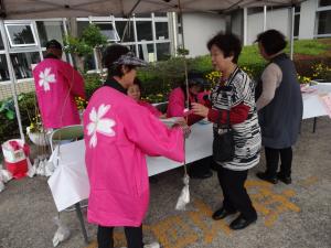 苗木配布の写真2 苗木配布の写真2