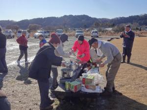 豚汁の配布の写真 豚汁の配布の写真