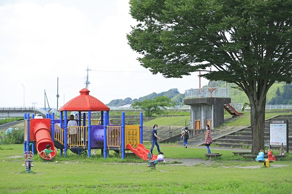 荒川水辺公園の写真。遊具で子どもが遊んでいる。 荒川水辺公園の写真。遊具で子どもが遊んでいる。