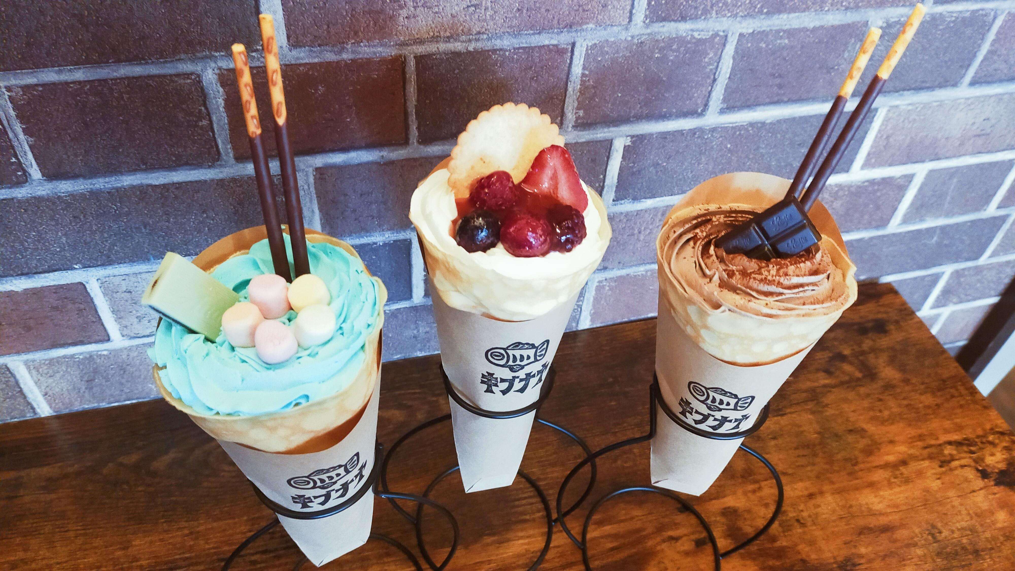 3種類のクレープの写真。