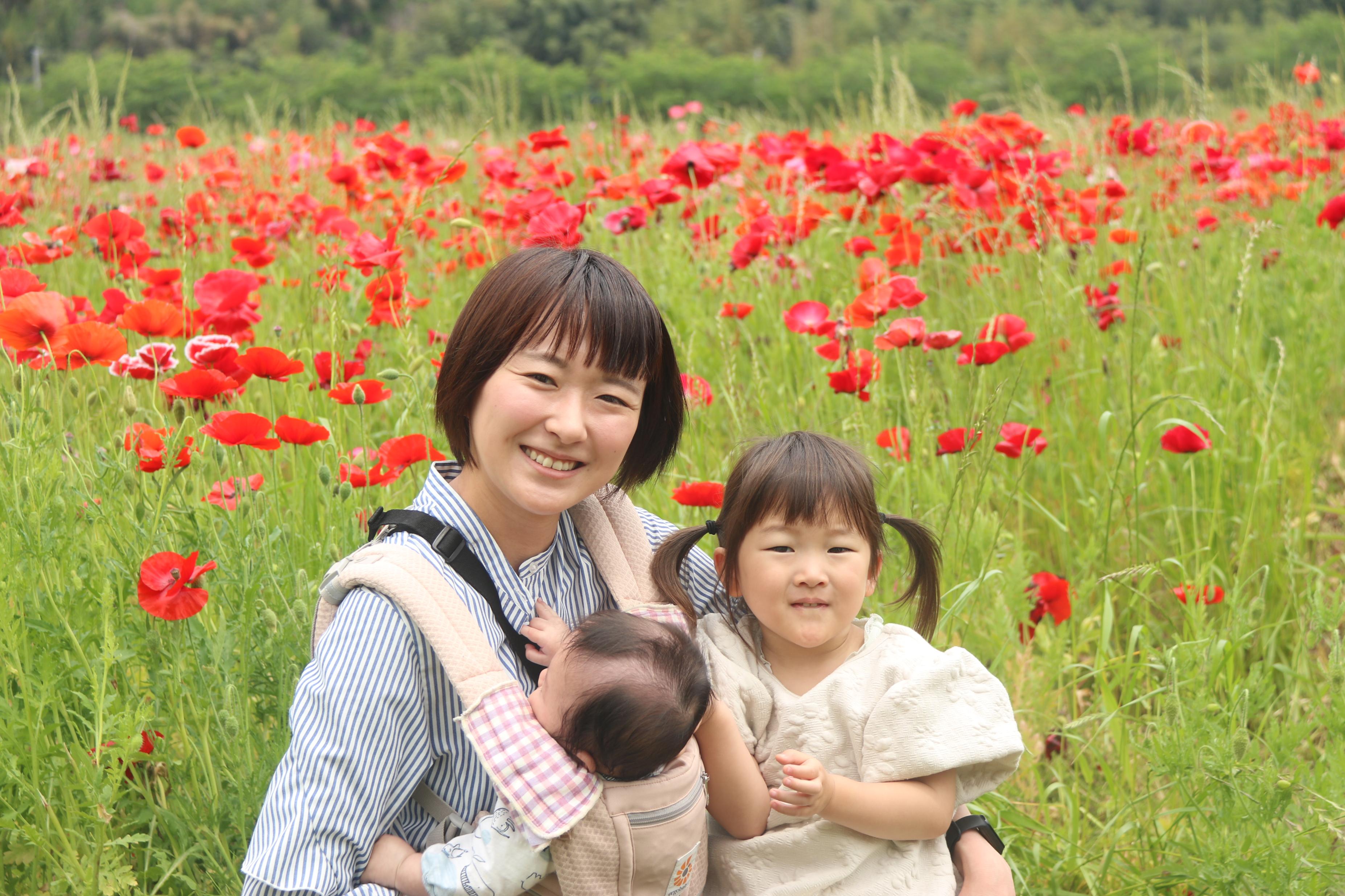 ポピー畑と親子の写真2