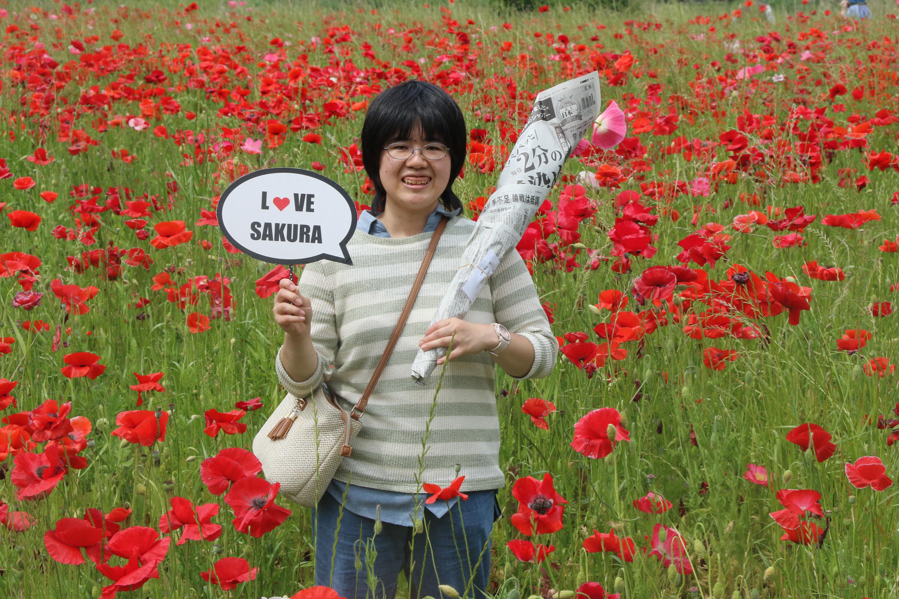 ポピー畑と女性の写真2