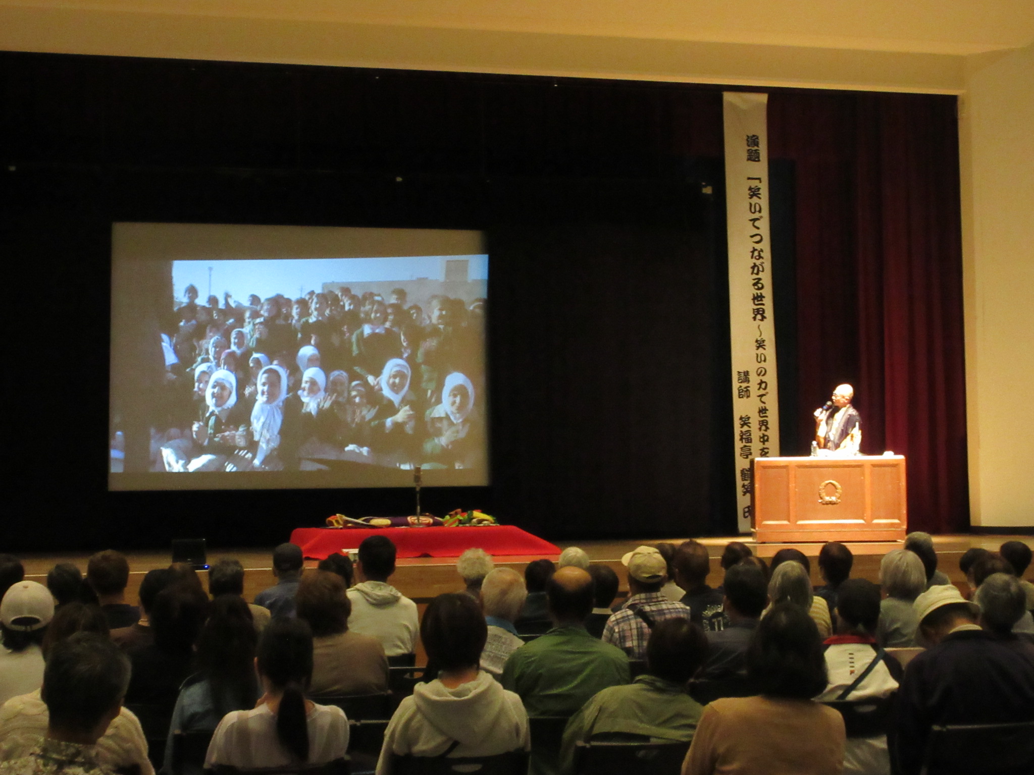 人権落語・講演会の様子 人権落語・講演会の様子