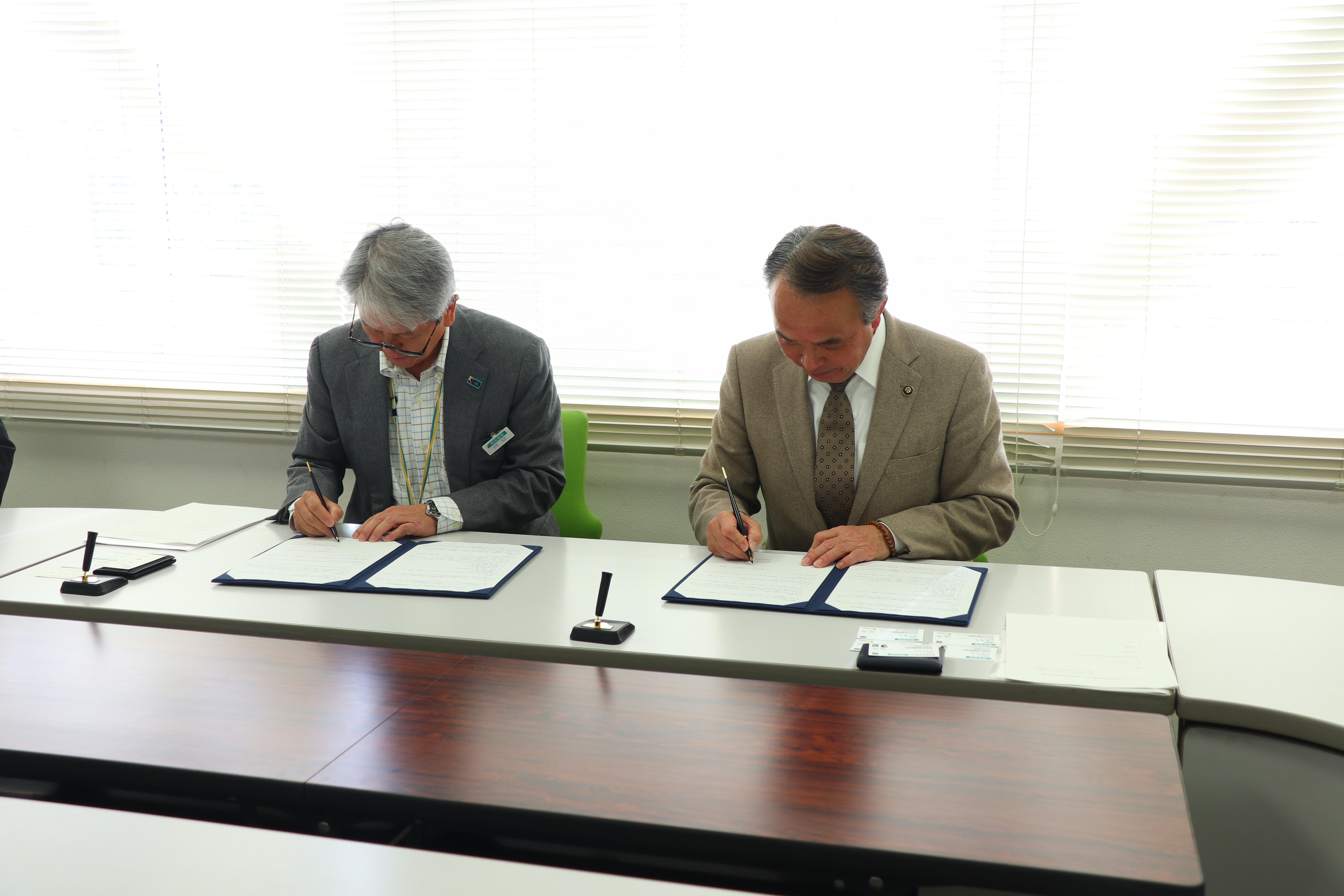 調印式の様子 調印式の様子