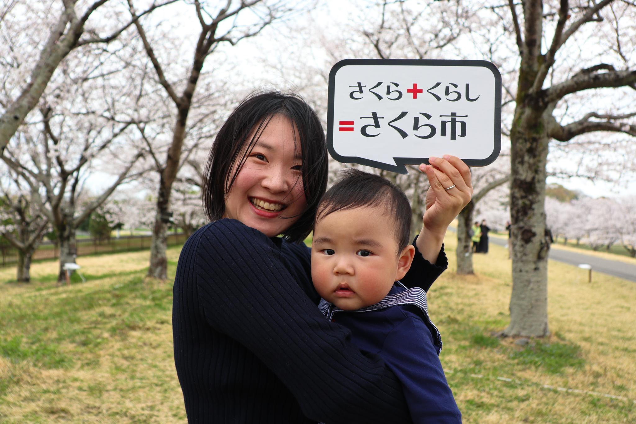 女性と子どもの写真