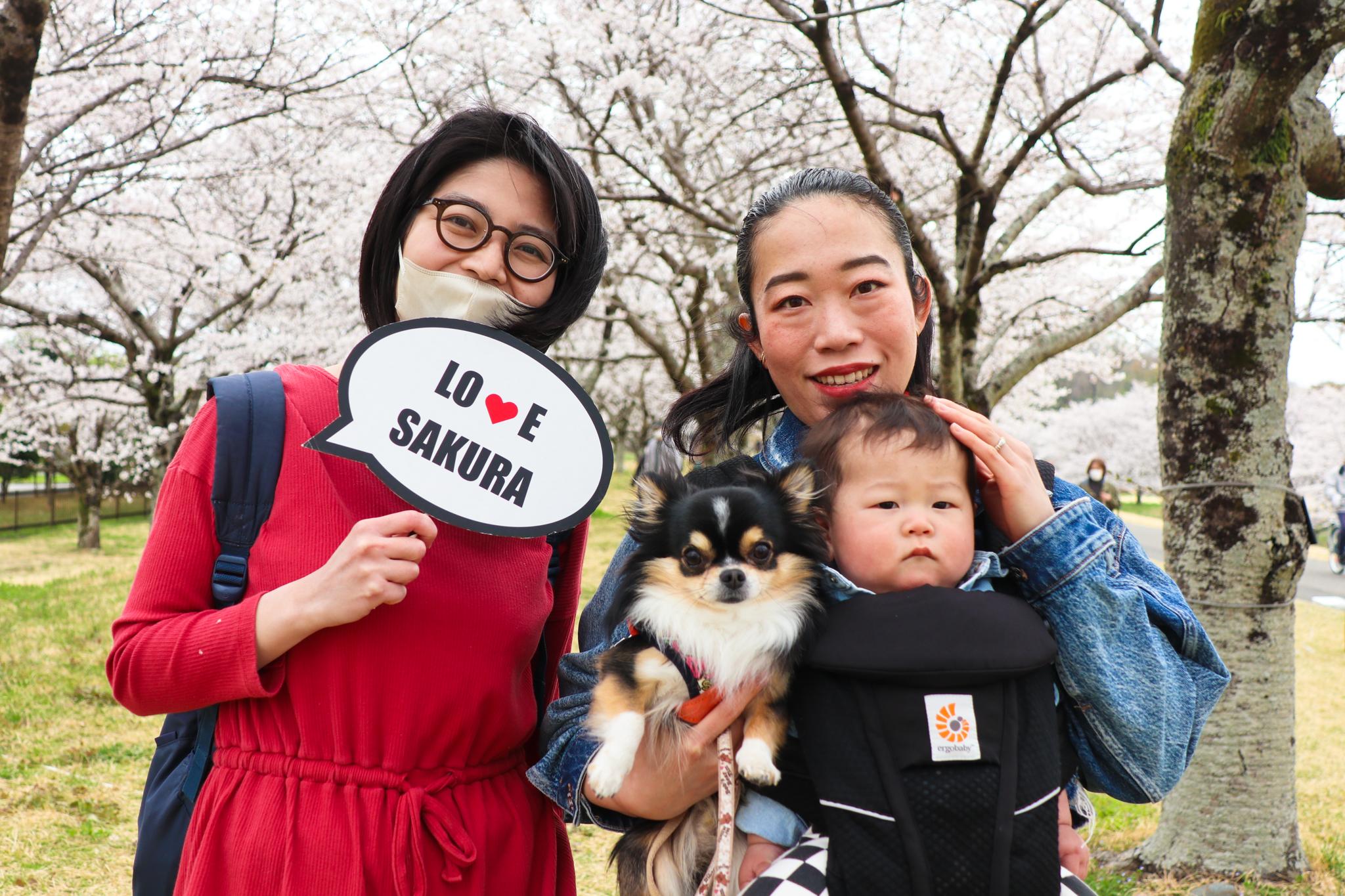 女性と子どもと犬の写真