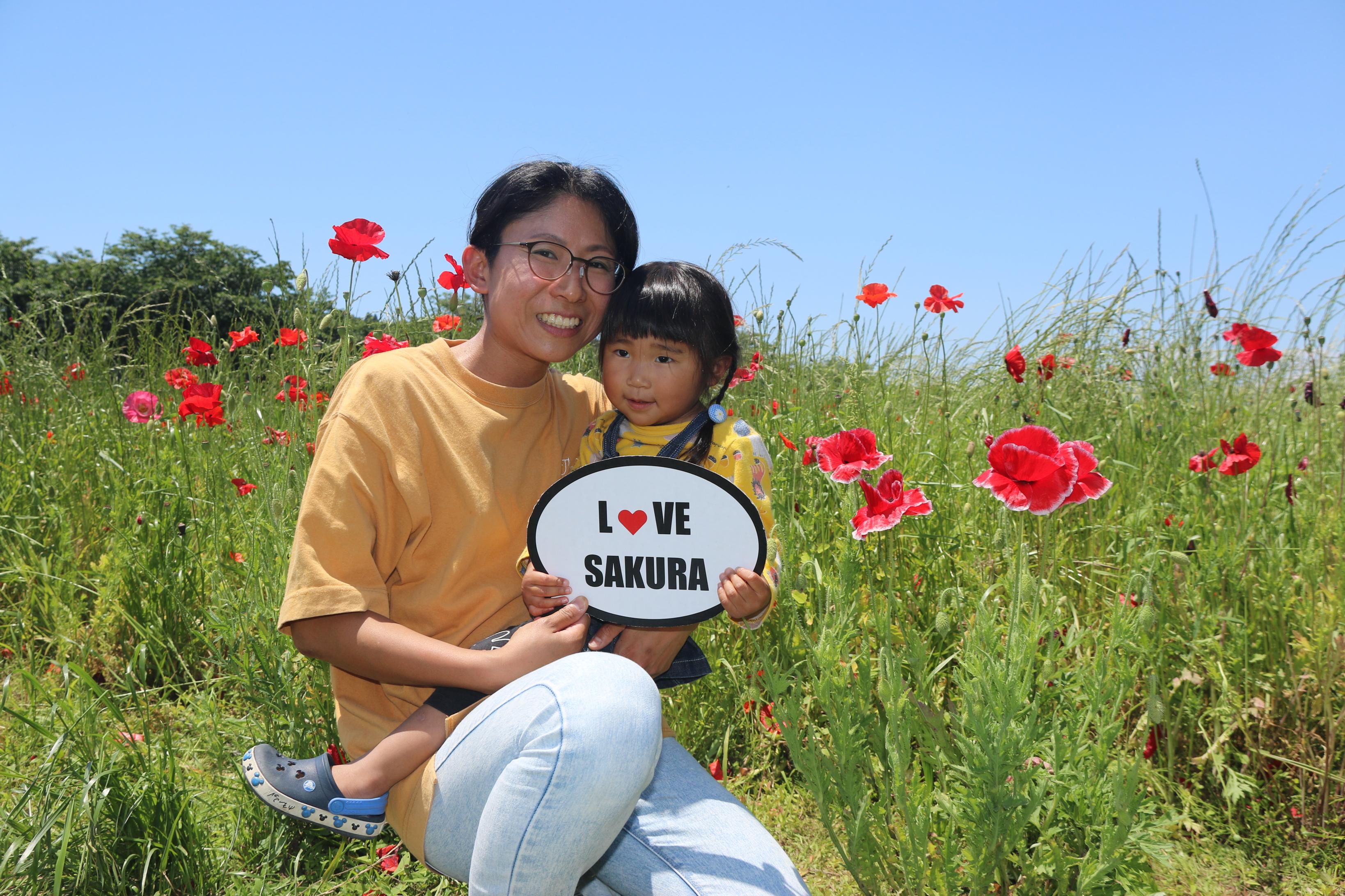 ポピー畑にいる女性と子どもの写真2