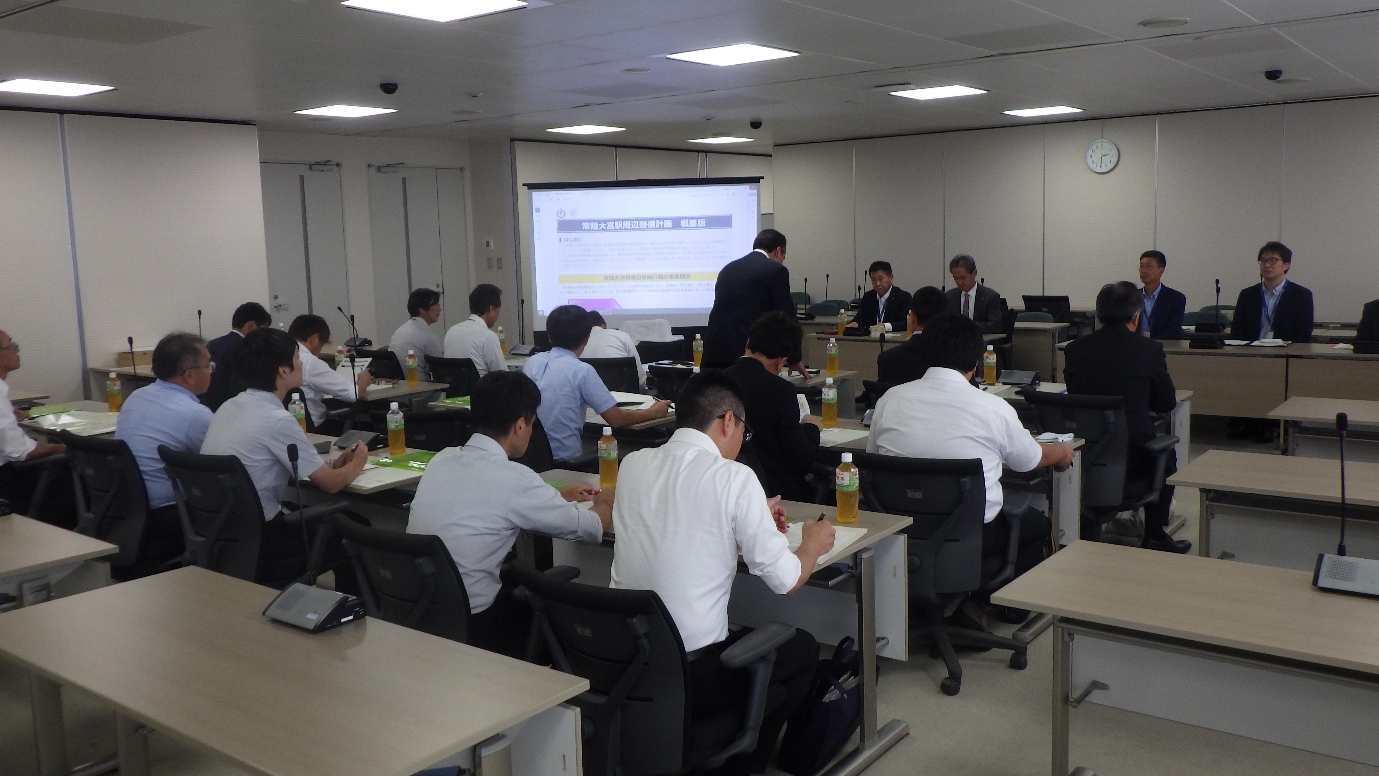 栃木県関係職員やさくら市議会議員との他市への行政視察