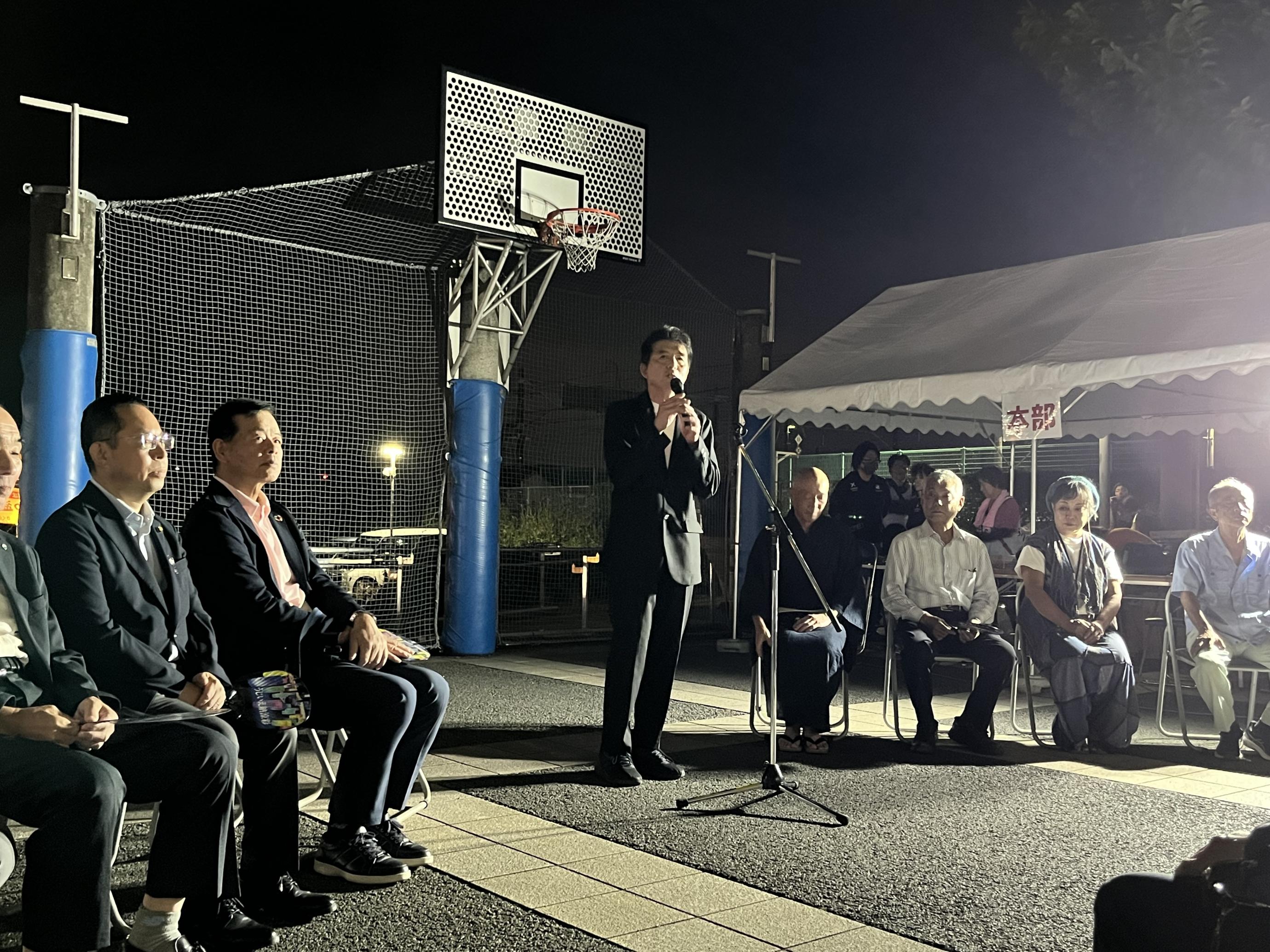 うじいえ納涼彩挨拶の様子