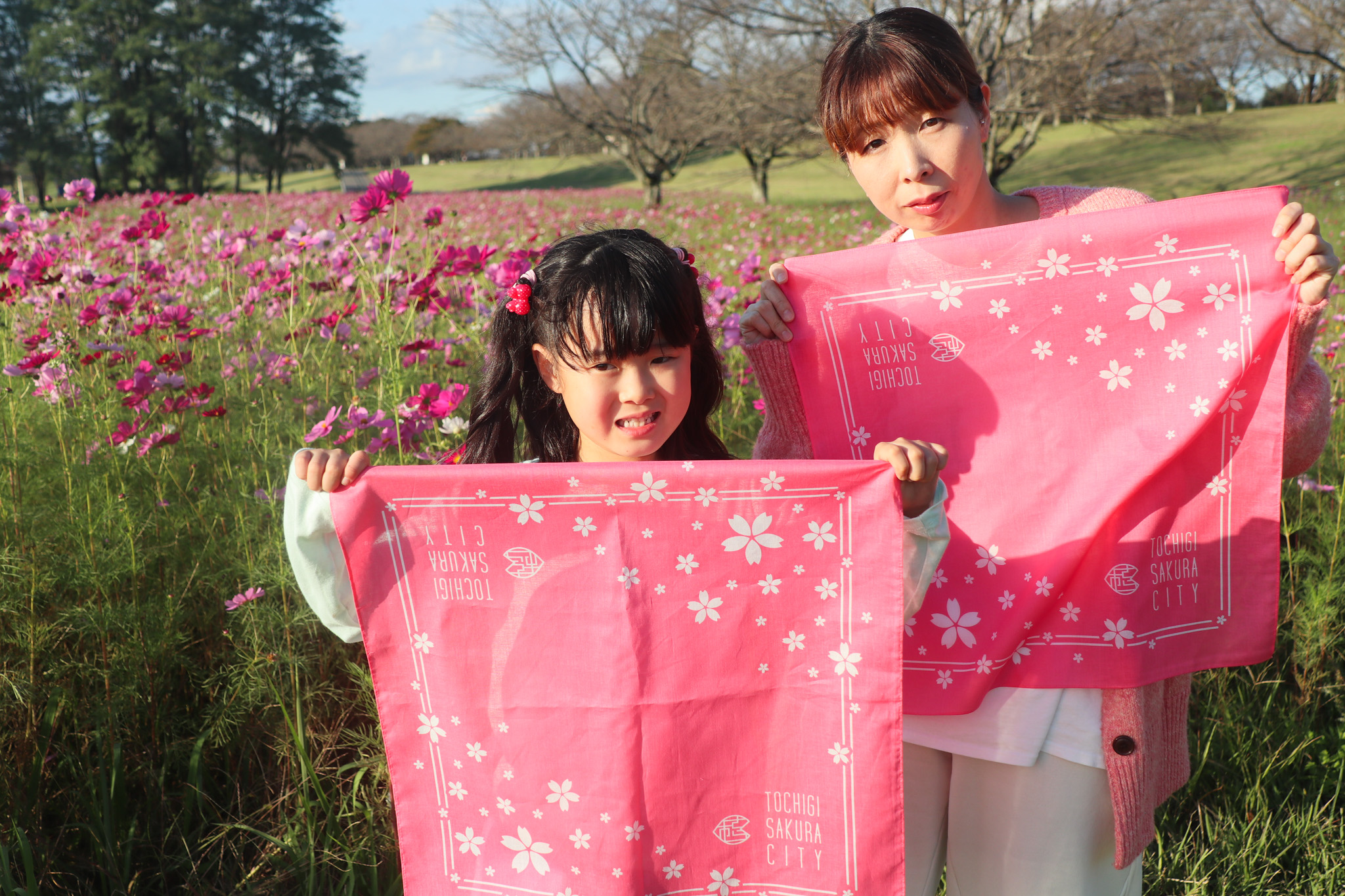 コスモス撮影会(11)_バンダナを広げる親子