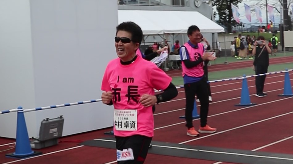 マラソン大会で中村市長が走っている様子