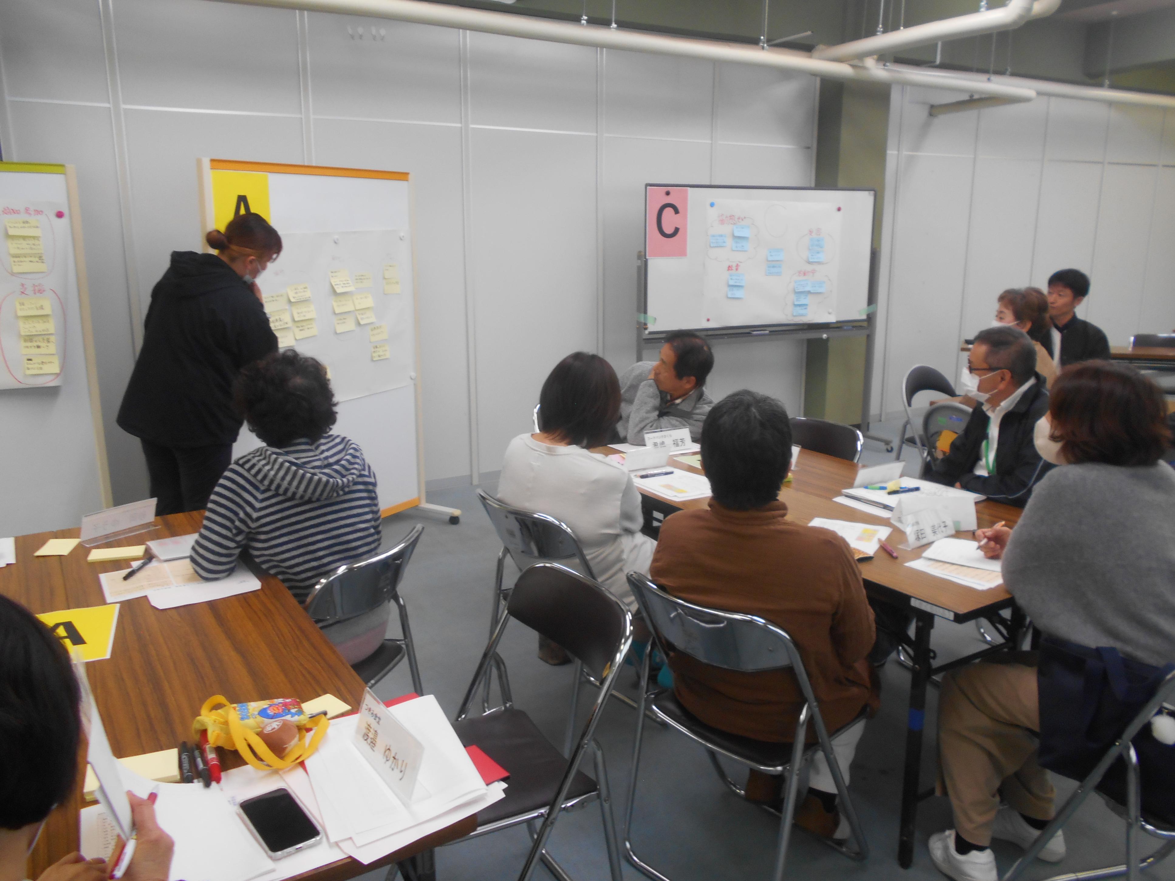 ワークショップ後、グループごとの発表と質疑応答の様子_1 ワークショップ後、グループごとの発表と質疑応答の様子_1