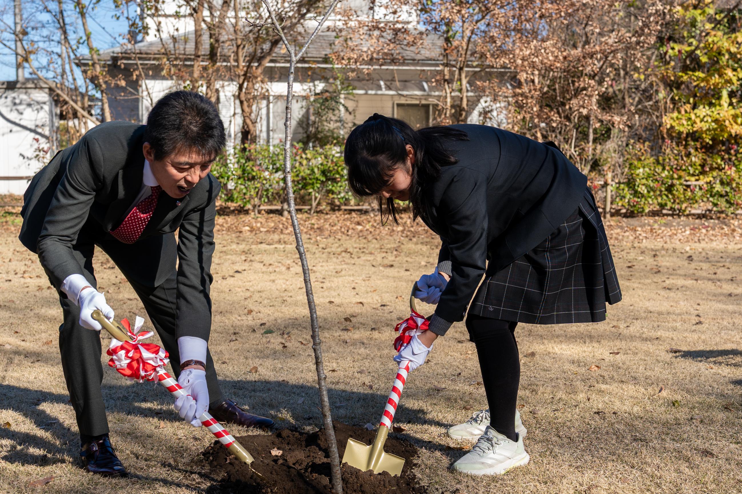 市長と生徒が植樹をしている写真 市長と生徒が植樹をしている写真
