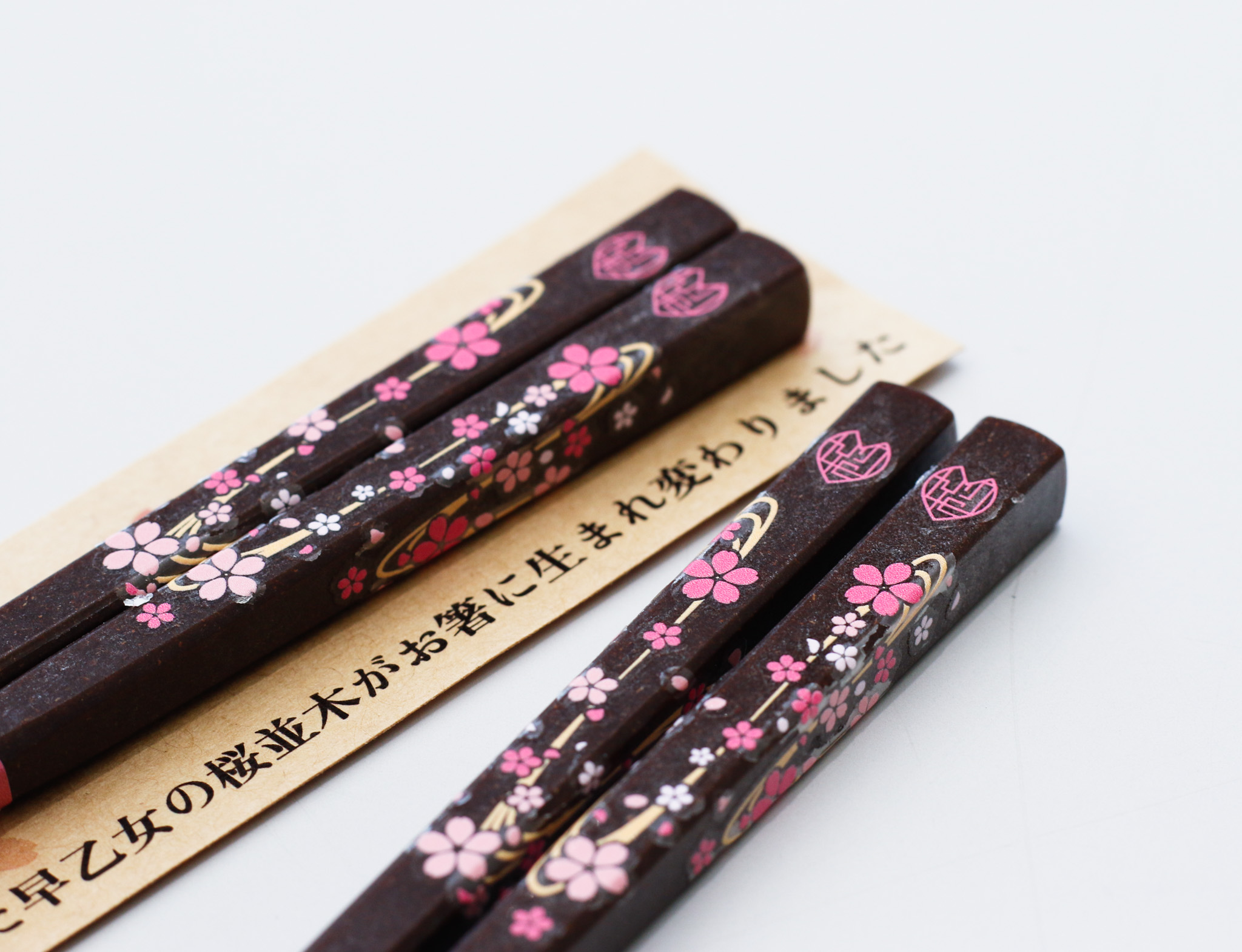 Re:Hashiの四面に施された桜吹雪のデザイン Re:Hashiの四面に施された桜吹雪のデザイン