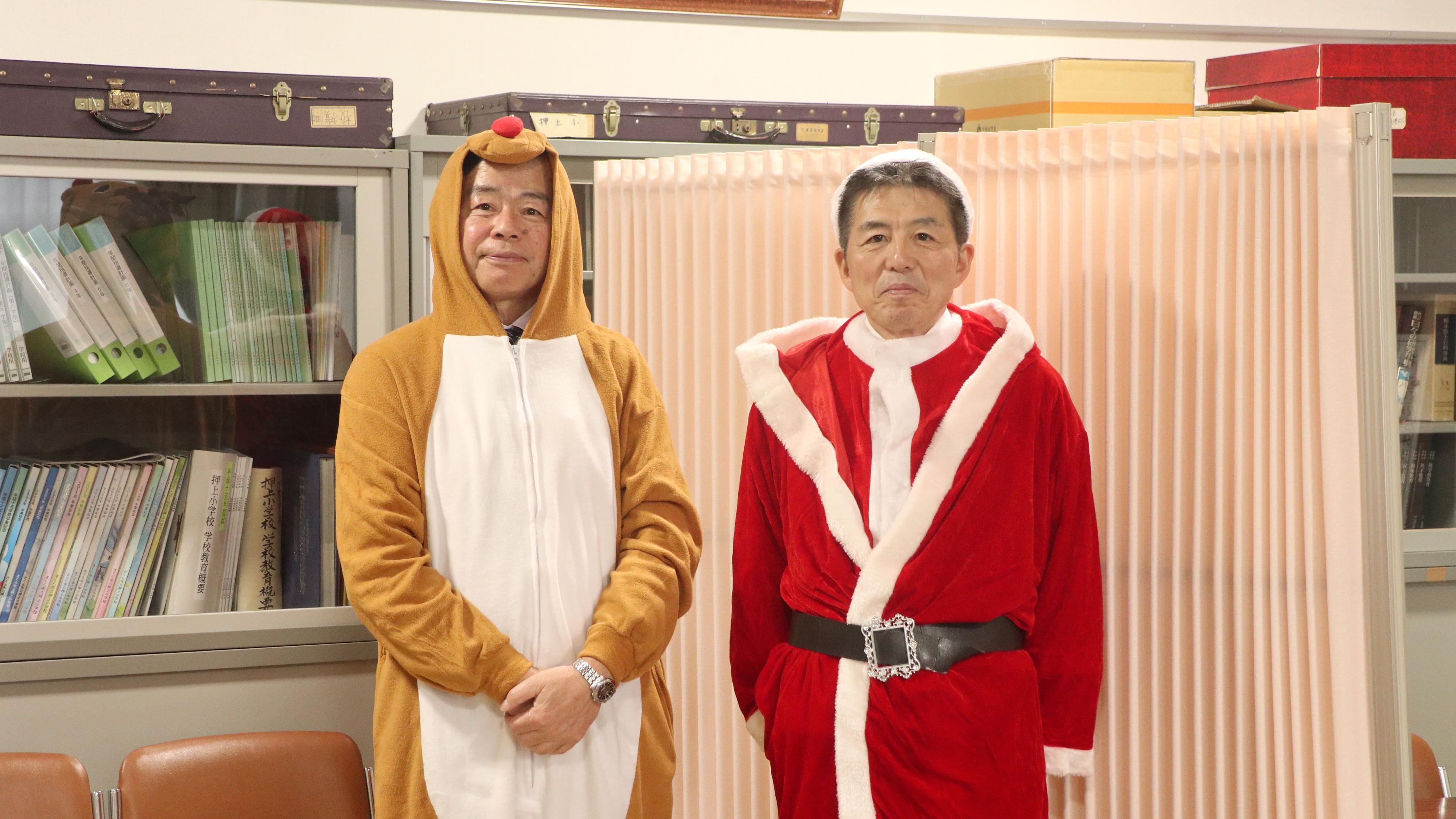 トナカイ姿の教育長とサンタクロース姿の市長