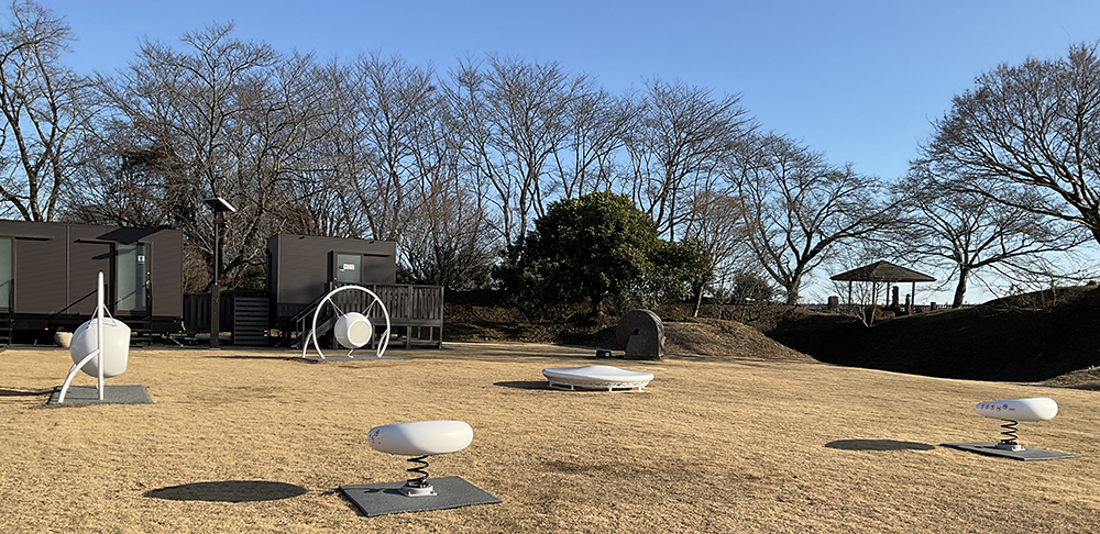 お丸山に設置されたインクルーシブ遊具の写真 お丸山に設置されたインクルーシブ遊具の写真