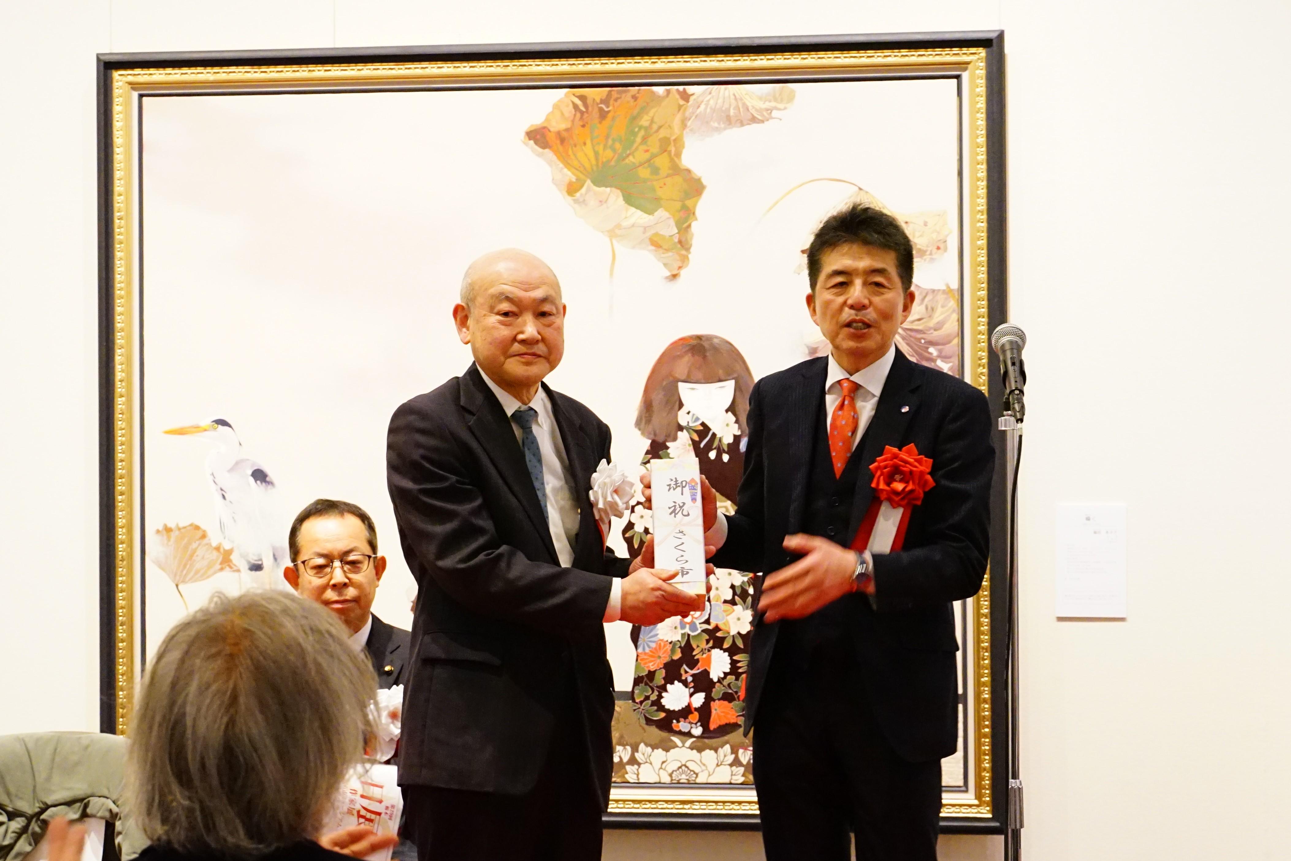 記念品贈呈時の大谷喜男さんと中村市長の写真